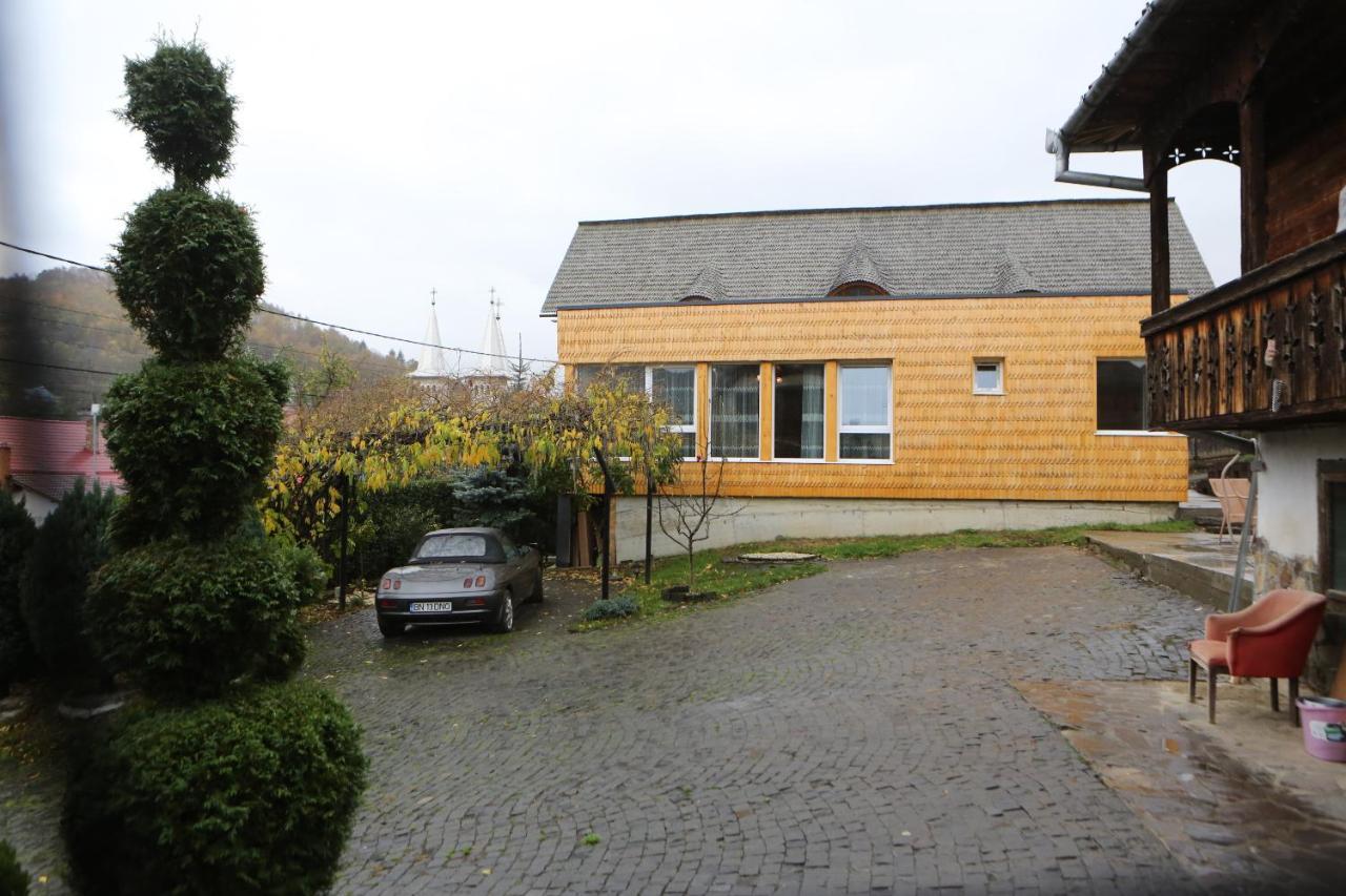 Casa Cu Magnolii Hotel Poienile Izei Exterior photo